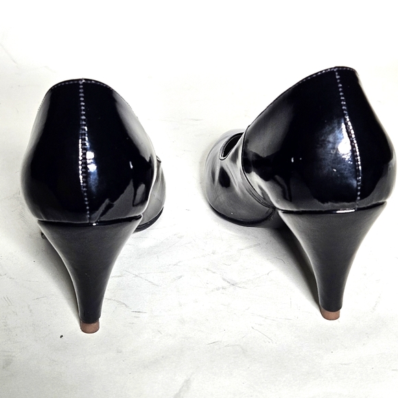 Karo's 0039- 3" Black Patent pumps. Size 8 - Picture 4 of 7